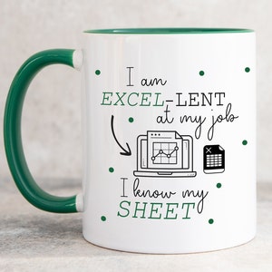 Może przedstawiać: Biały ceramiczny kubek z ciemnozielonym uchem i wnętrzem. Z przodu znajduje się czarno-zielony napis I am EXCEL-LENT at my job oraz I know my SHEET, któremu towarzyszy czarny rysunek liniowy przedstawiający monitor komputerowy i ikonę arkusza kalkulacyjnego.