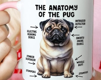 Könnte beinhalten: Ein weißer Keramikbecher mit hellrosa Henkel und Innenseite, der einen beigen Mops zeigt. Der Text lautet THE ANATOMY OF THE PUG mit Pfeilen, die auf Merkmale wie Selective Hearing Device, Intruder Detector, Snorty Snore Device, Wiggle Butt, Stinker Dispenser und Stompers zeigen.