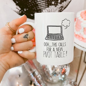 Un nouveau tableau croisé dynamique indispensable, un mug Excel pour le bureau, un cadeau tableur, un mug collègue Excel amusant, un anniversaire de comptable.