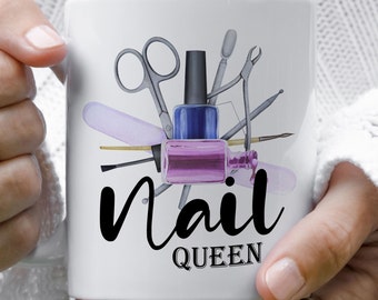 Op de afbeelding: Een witte keramische mok met een grafische illustratie van diverse nagelverzorgingshulpmiddelen, waaronder een schaar, een nagelvijl en twee flesjes nagellak in blauw en paars. De tekst "Nail QUEEN" is gedrukt in zwarte schrijfletters en blokletters.