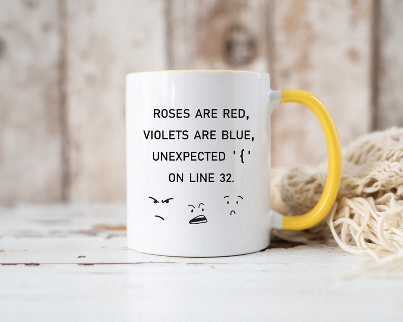 Może przedstawiać: Biały kubek do kawy z ż&oacute;łtym rantem i uchwytem. Kubek ma czarny tekst, kt&oacute;ry brzmi "Roses are red, Violets are blue, Unexpected '{' on line 32." Pod tekstem znajdują się trzy czarno-białe kresk&oacute;wkowe twarze.