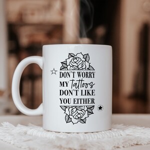 Maak je geen zorgen, mijn tatoeages vinden jou ook niet leuk, cadeau tatoeageliefhebber, grappig tattoocadeau, sarcastische verjaardagsmok.