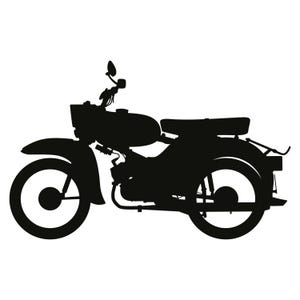 Op de afbeelding: Zwart silhouet van een vintage motorfiets. De motorfiets heeft een afgeronde brandstoftank, een enkele zitting en een opvallende voorspatbord. Het ontwerp omvat een stuur met een achteruitkijkspiegel en spaakwielen, wat een klassieke uitstraling geeft.