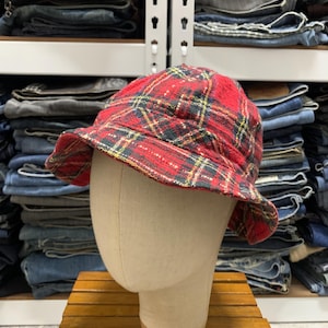 Kapelusz typu bucket hat w stylu szkockiego punka z lat 90. w kratę