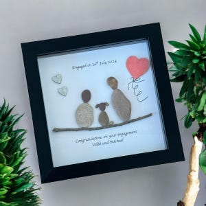 Cadre de fiançailles en galets, cadeau de fiançailles personnalisé, cadre de fiançailles pour couple avec chien, cadeaux de fiançailles faits main