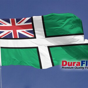 Peut inclure: Un drapeau flottant sur un mât blanc contre un ciel bleu. Le drapeau présente l'Union Jack, une croix blanche et des quartiers verts. Le drapeau porte le texte "DuraFlag Premium Quality Flags".