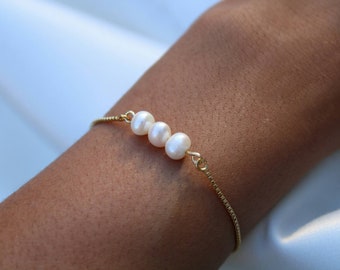 Braccialetto delicato con perle: catena a maglia fine regolabile in oro 18 carati.