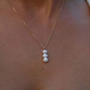 Collier de perles d&#39;eau douce : chaîne en plaqué or 18 carats, pierre de naissance de juin