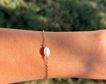Braccialetto delicato con perle d'acqua dolce: gioiello minimalista impermeabile placcato oro 18 carati.