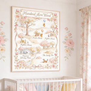 Peut inclure: Une chambre d'enfant avec un lit bébé blanc et une literie pastel. Un cadre affiche une carte de la Forêt des Rêves Bleus, avec Winnie l'Ourson et ses amis. Des motifs floraux et des rideaux complètent le décor.