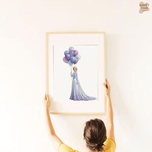 Pu&ograve; includere: Stampa incorniciata con un'illustrazione ad acquerello di una principessa in abito blu che tiene in mano dei palloncini viola e blu. L'opera &egrave; ideale per la cameretta di un bambino, con colori tenui e uno stile leggero.