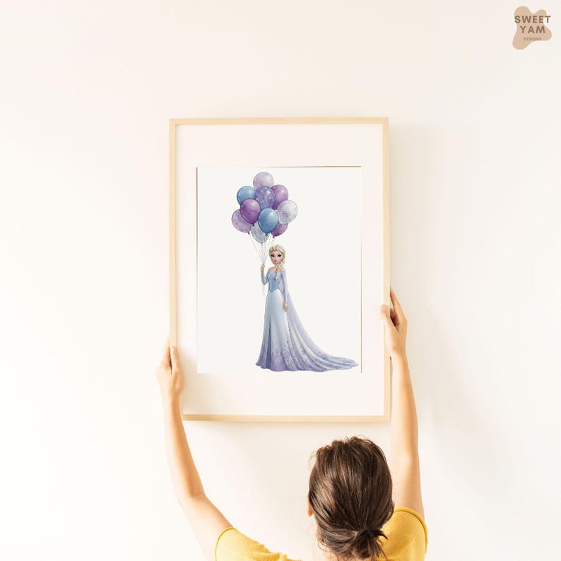 Pu&ograve; includere: Stampa incorniciata con un'illustrazione ad acquerello di una principessa in abito blu che tiene in mano dei palloncini viola e blu. L'opera &egrave; ideale per la cameretta di un bambino, con colori tenui e uno stile leggero.