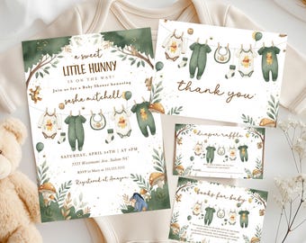 Puede incluir: Juego de invitaciones para baby shower con temática de Winnie the Pooh. La invitación dice "a sweet LITTLE HUNNY IS ON THE WAY!" e incluye una tarjeta de agradecimiento, una tarjeta de rifa de pañales y una tarjeta de libros para bebés.