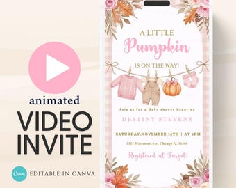 Può includere: Invito video animato per un baby shower. Il design presenta un tema rosa e bianco con accenti floreali e il testo "A Little Pumpkin is on the Way!". Include vestiti per bambini e un'illustrazione di zucca.