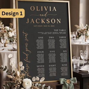 Puede incluir: Un cartel de distribuci&oacute;n de mesas de boda negro con letras doradas en un marco dorado. El cartel muestra los nombres Olivia y Jackson, la fecha 24 de mayo de 2025 y las mesas del uno al nueve. Incluye un lazo verde salvia con un sello dorado.