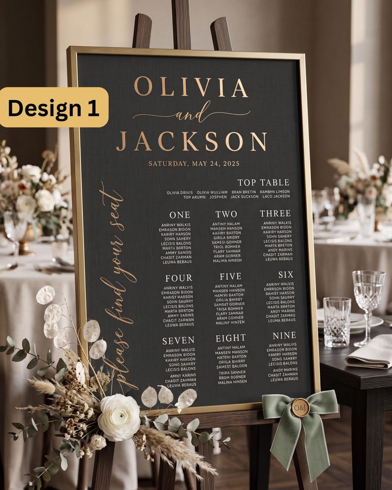 Puede incluir: Un cartel de distribuci&oacute;n de mesas de boda negro con letras doradas en un marco dorado. El cartel muestra los nombres Olivia y Jackson, la fecha 24 de mayo de 2025 y las mesas del uno al nueve. Incluye un lazo verde salvia con un sello dorado.