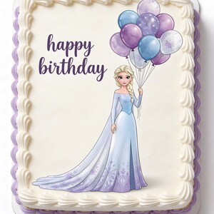 Pu&ograve; includere: Una torta di compleanno rettangolare con glassa bianca e bordi viola. La torta presenta un'illustrazione di una principessa che tiene in mano dei palloncini. Le parole "happy birthday" sono scritte in viola.