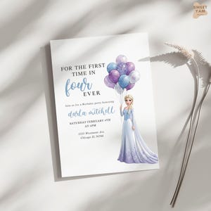 Pu&ograve; includere: Un biglietto d'invito bianco con il testo "FOR THE FIRST TIME IN FOUR EVER" e "darla mitchell". Presenta un'illustrazione di una principessa che tiene in mano dei palloncini viola e blu. La carta include anche i dettagli della festa.