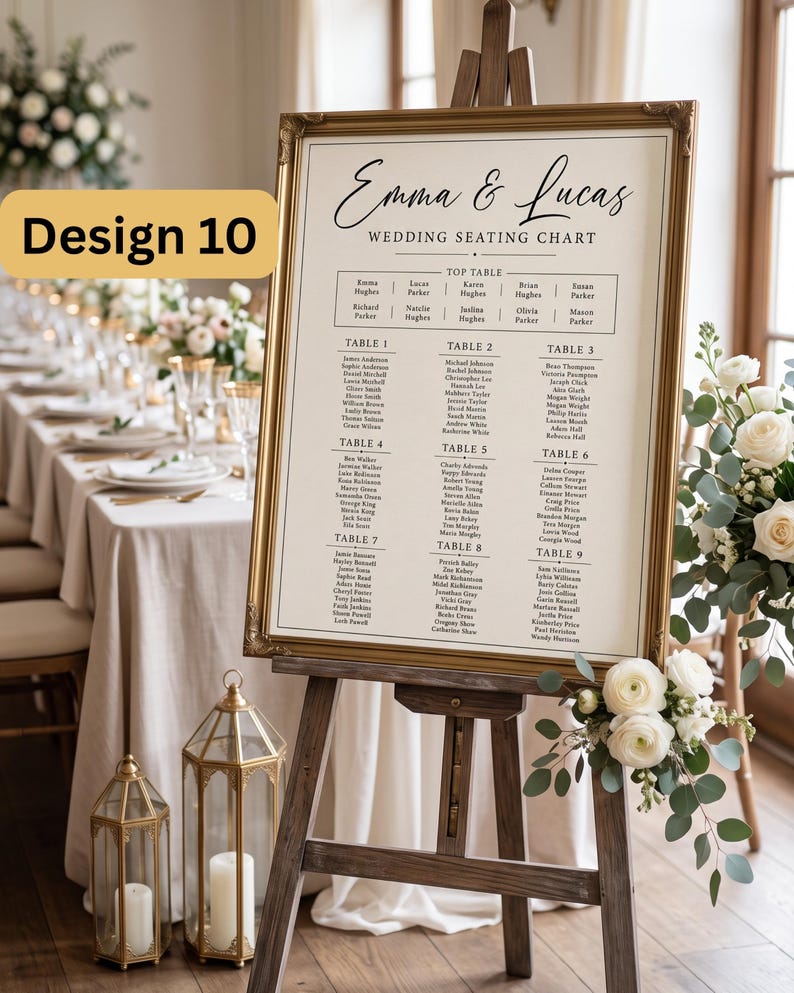 Puede incluir: Un plano de asientos de boda en un marco dorado sobre un caballete de madera. El plano presenta el texto "Emma & Lucas" y "WEDDING SEATING CHART" con listas de nombres organizadas por n&uacute;meros de mesa. Un recuadro amarillo muestra "Design 10".