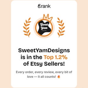 Puede incluir: Un gr&aacute;fico rectangular blanco con el texto Erank en la parte superior, un logotipo central con una corona y espigas de trigo, y el texto SweetYamDesigns is in the Top 1.2% of Etsy Sellers! seguido de Every order, every review, every bit of love &mdash; it all counts!