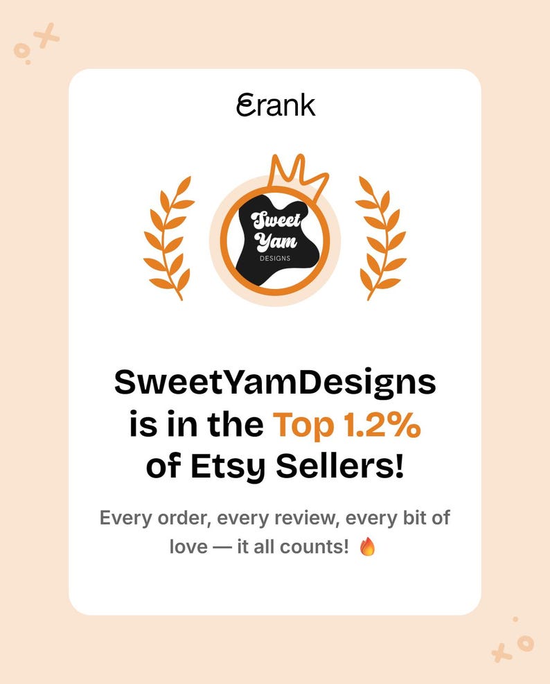 Puede incluir: Un gr&aacute;fico rectangular blanco con el texto Erank en la parte superior, un logotipo central con una corona y espigas de trigo, y el texto SweetYamDesigns is in the Top 1.2% of Etsy Sellers! seguido de Every order, every review, every bit of love &mdash; it all counts!