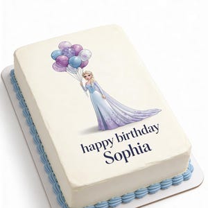 Pu&ograve; includere: Torta di compleanno rettangolare con bordo di glassa azzurra. La torta presenta l'immagine di un personaggio dei cartoni animati che tiene in mano dei palloncini e la scritta "happy birthday Sophia". La torta &egrave; su un vassoio bianco.