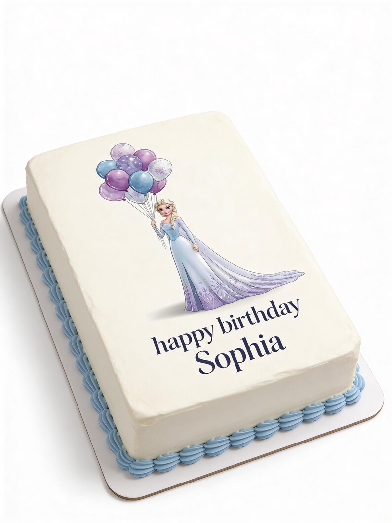 Pu&ograve; includere: Torta di compleanno rettangolare con bordo di glassa azzurra. La torta presenta l'immagine di un personaggio dei cartoni animati che tiene in mano dei palloncini e la scritta "happy birthday Sophia". La torta &egrave; su un vassoio bianco.