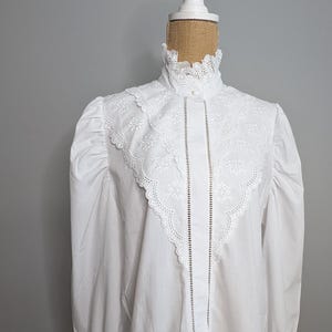 L- 1980年代の白いアイレットレースのブラウス