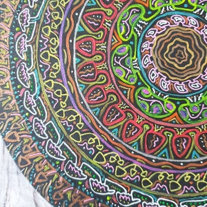 Pode incluir: Um design circular de mandala pintado em uma tela preta. O mandala apresenta uma variedade de cores, incluindo vermelho, verde, amarelo, azul e roxo. O design &eacute; intrincado e detalhado, com uma variedade de formas geom&eacute;tricas e padr&otilde;es.
