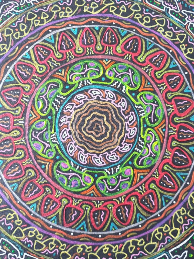 Pode incluir: Um design de mandala colorido com c&iacute;rculos conc&ecirc;ntricos de v&aacute;rias formas e padr&otilde;es. O design apresenta um fundo preto com cores brilhantes como vermelho, verde, azul e amarelo. O centro da mandala &eacute; um padr&atilde;o em espiral.