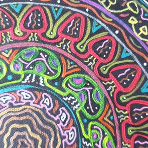 Pode incluir: Um design de mandala colorido com padr&otilde;es e detalhes intrincados. O design apresenta uma variedade de cores, incluindo vermelho, verde, azul, amarelo e branco. A mandala &eacute; desenhada em um fundo preto.