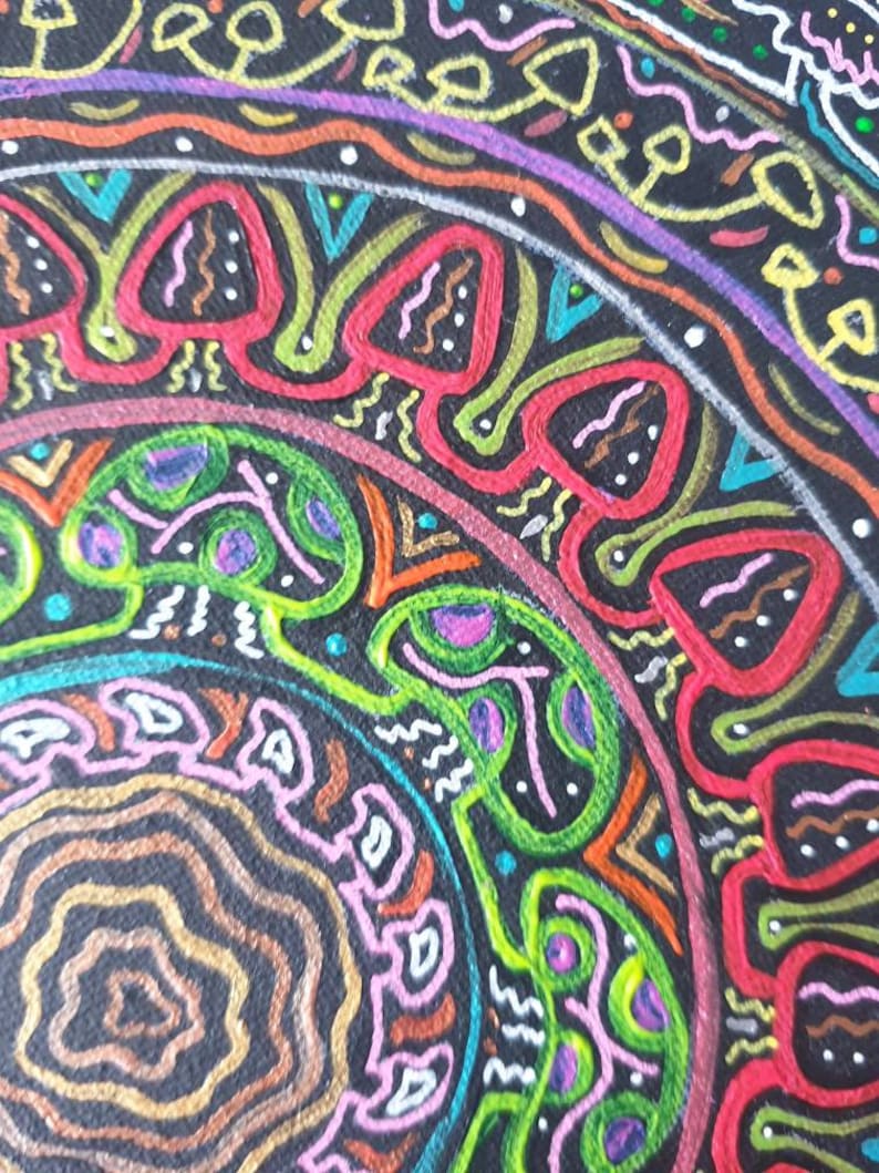 Pode incluir: Um design de mandala colorido com padr&otilde;es e detalhes intrincados. O design apresenta uma variedade de cores, incluindo vermelho, verde, azul, amarelo e branco. A mandala &eacute; desenhada em um fundo preto.