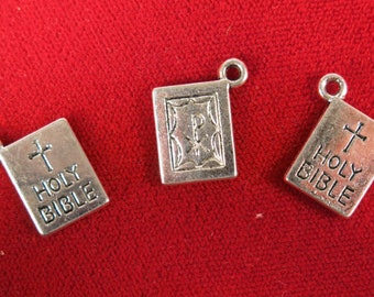 BC1125 Charms Silver Tone bible - 8 pcs