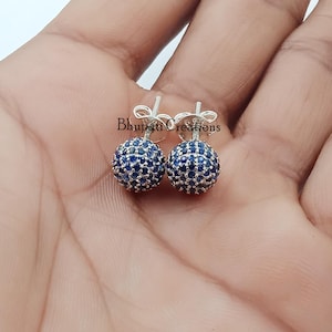 Orecchini a doppio bottone in oro bianco 18k con diamanti. | GV