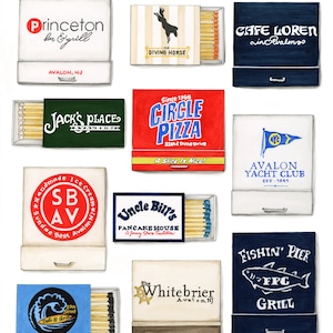 Puede incluir: Ilustración en acuarela de varias cajas de cerillas con logotipos de restaurantes y negocios. Incluye "Princeton bar & grill", "Diving Horse", "Cafe Loren", "Jack's Place", "Circle Pizza", "Avalon Yacht Club", "SB AV", "Uncle Bill's", "The Whitebrier" y "Fishin' Pier Grill".