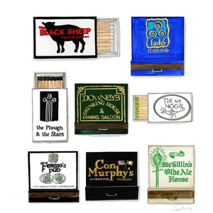 Puede incluir: Una colección de diez etiquetas de cajas de cerillas con ilustraciones de pubs y bares irlandeses. Las etiquetas son de varios colores, incluyendo verde, azul, negro y blanco. Las etiquetas incluyen texto como "The Black Sheep", "Fadó Irish Pub", "The Plough & The Stars", "Downey's Drinking House & Dining Saloon", "Tir Na Nog", "Fergio's Pub", "Con Murphy's An Irish Pub", y "McGillin's Olde Ale House".