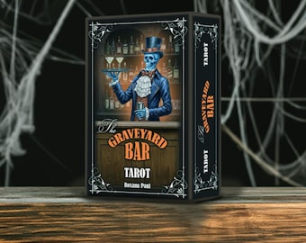 Op de afbeelding: Een tarotkaartdekbak met een skeletbarman in een blauwe jas en hoge hoed, die drankjes serveert achter een bar. De doos is getiteld "The Graveyard Bar Tarot" met de naam van de auteur.