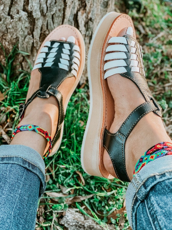Sandalia Huarache Todas las Tallas Boho- Hippie Vintage Estilo Mexicano-  Sandalia Huarache de piel Lista para enviar en blanco y negro