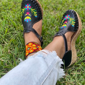 Huarache-sandaal - Boho-hippie in Mexicaanse stijl Alle maten-5-10 leren schoen Artesanias-wiggen bruin/regenboog Geborduurde tacon artesanal