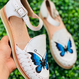 Sandalia Huarache Todas las Tallas Boho- Hippie Estilo Vintage Mexicano- Sandalia Huarache piel mariposa blanca bordada 5-10 US