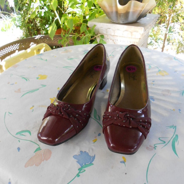 Soft Style Hush Puppies burgundy with ribbons and beads  pumps/ burgundy block hills pumps/size 8.5M