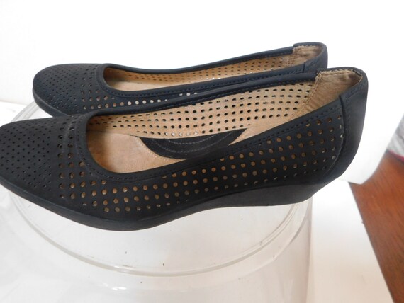 Naturalizer women's 7M perforated black suede wed… - image 3