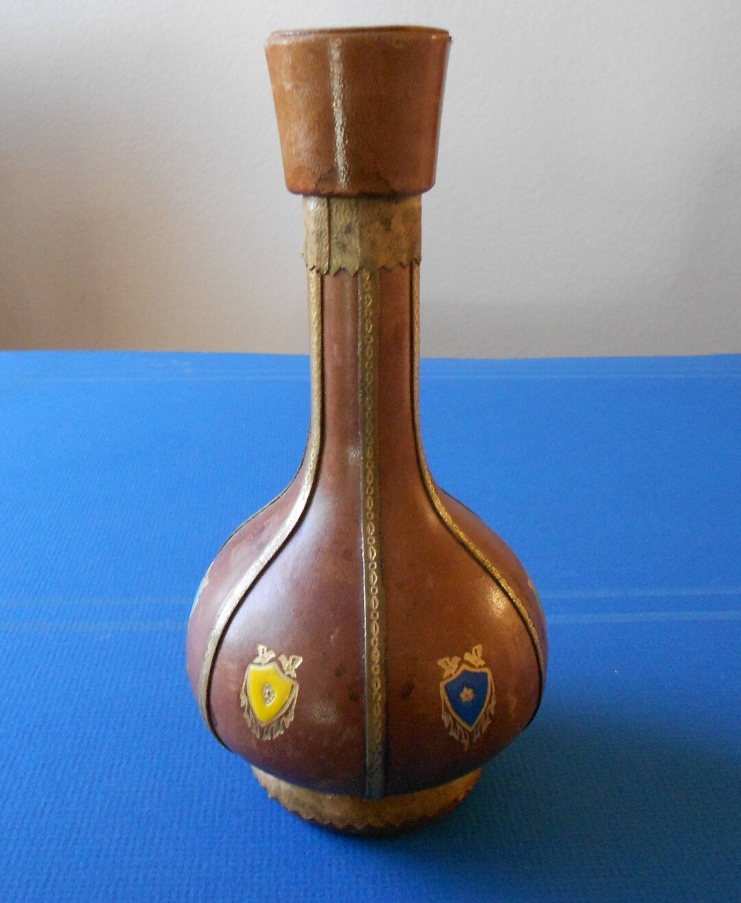 Vintage Italian wine decanter/whiskey bottle/leather wrapped & Etsy.de