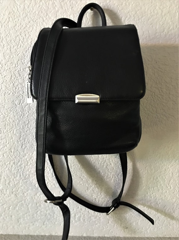 Piel De Vaca women's black pebble leather backpack