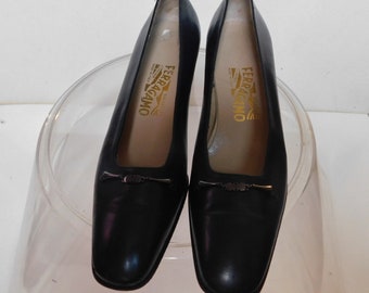 Salvatore Ferragamo women&#39;s leather pumps/navy blue leather pumps/Made in Florence Italy/size 9 AA