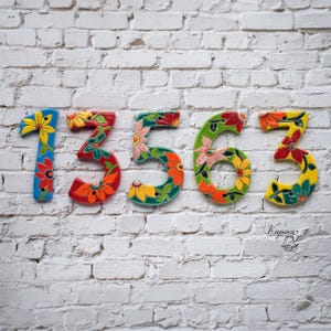 Números de cerámica de Talavera con estampado floral. Decoración de pared con dirección personalizada. Adorno de pared con números de azulejo. Adorno de cerámica con fecha de aniversario.