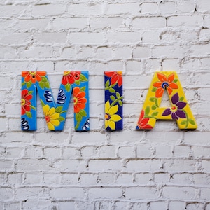 Letras de azulejos de cerámica de colores, signo de nombre personalizado, arte del alfabeto de regalo personalizado, arte de pared de letras, decoración de letras de pared en 3D