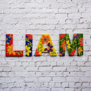 Letras de nome personalizadas de cerâmica pintadas à mão com ornamento de flores, iniciais florais, decoração de parede de aniversário, sinal de palavra personalizado, arte do alfabeto