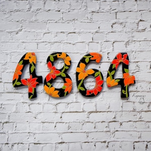 セラミック製の家番号、暗い背景の花柄タイルの住所番号