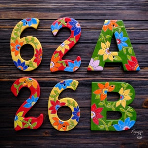 Carta de cerámica con adornos florales, letrero de apellido personalizado, colgante de pared de cerámica, letrero de apellido, letrero de puerta, decoración de letras de azulejos